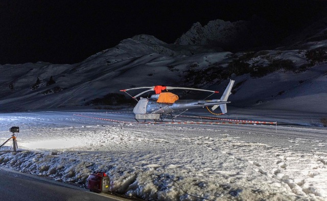 Auch per Hubschrauber suchten Rettungs...s nach den vermissten Wintersportlern.  | Foto: PETER RINDERER (AFP)