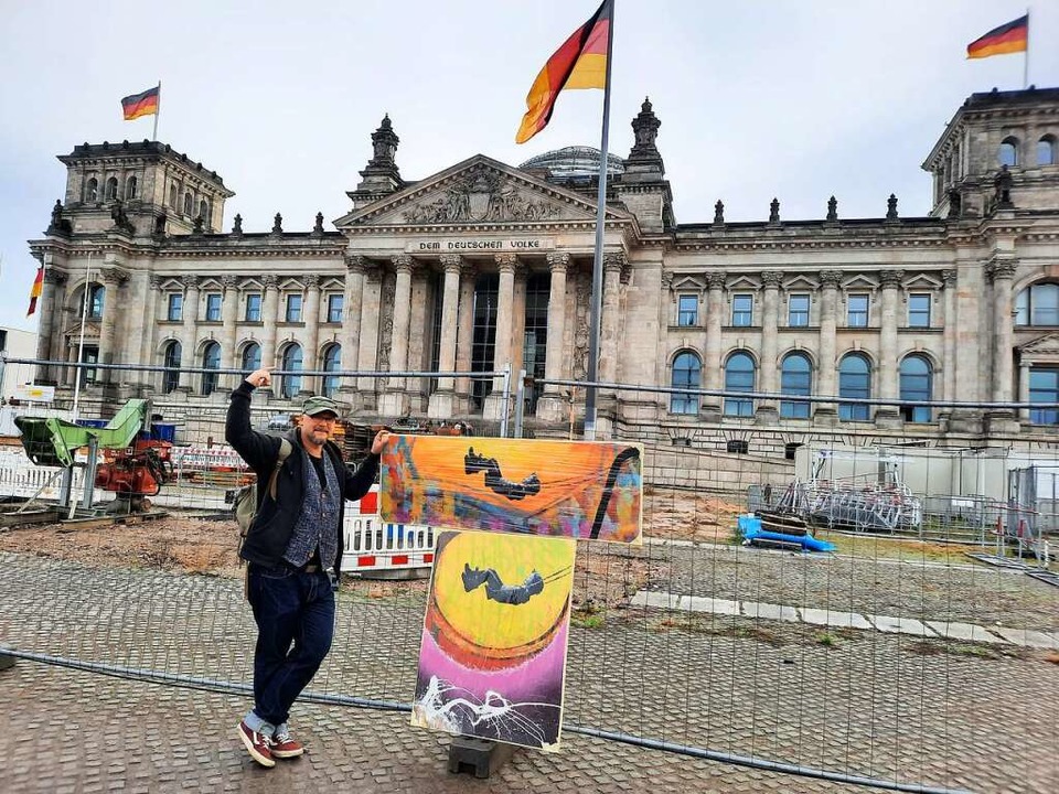 Daniel ist stolz darauf, mit seiner Kunst in der Hauptstadt angekommen zu sein.  | Foto: Diana Stcker