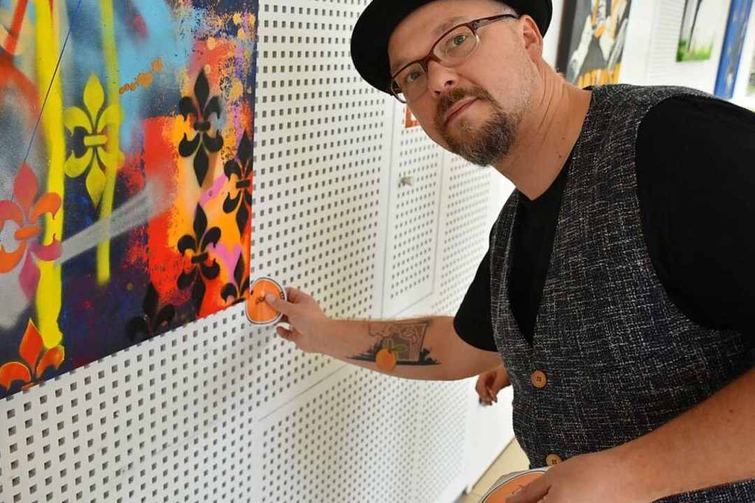 Daniel Gjoka bringt den Preis an einem seiner Kunstwerke an.  | Foto: Wolfgang Weismann