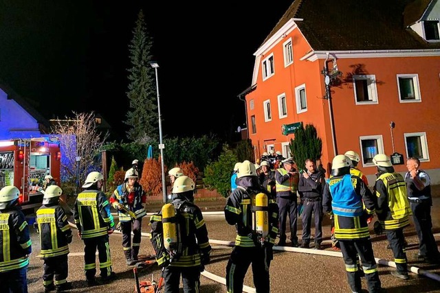 Die Feuerwehren aus Bollschweil, Ehren...rozingen beraten sich mit der Polizei.  | Foto: Matthias Meier