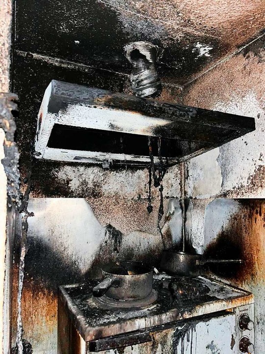 Komplett ausgebrannt ist die Küche, in der das Feuer ausbrach.  | Foto: Matthias Meier