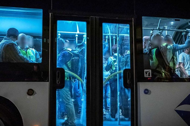 Ein Bus bringt Polizeibeamte und abgel...eipzig-Halle zu einem Charterflugzeug.  | Foto: Michael Kappeler