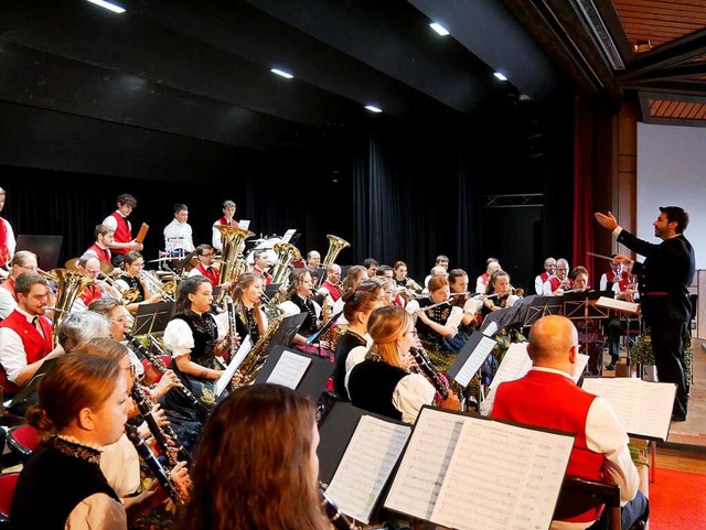 Weihnachtslieder, Polkas und ein Mrch...tsfeiertag im Kurhaus in Titisee dar.   | Foto: Eva Korinth