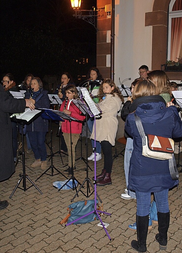 Der Musikverein Brombach erfreute mit weihnachtlichen Weisen.  | Foto: Paul Schleer