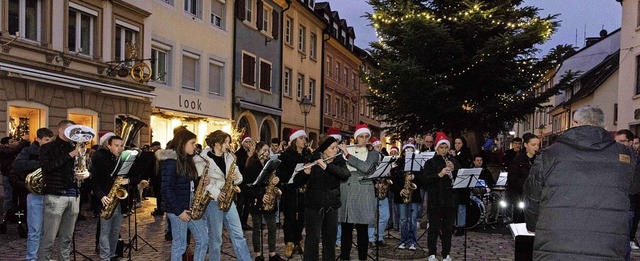 Das Weihnachtskonzert des Jugendblasor...latz zog wieder unzhlige Menschen an.  | Foto: Gabriele Zahn