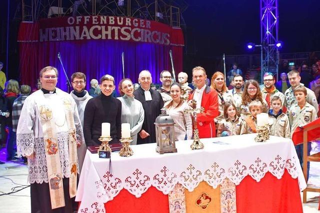 Weihnachtsgottesdienst unter der Zirkuskuppel in Offenburg: Nichts Menschliches ist Gott fremd