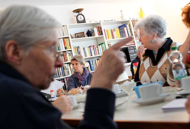 Wenn sich Senioren zu Kaffe und Kuchen treffen, gibt es immer etwas zu erzhlen.  | Foto: Roland Holschneider