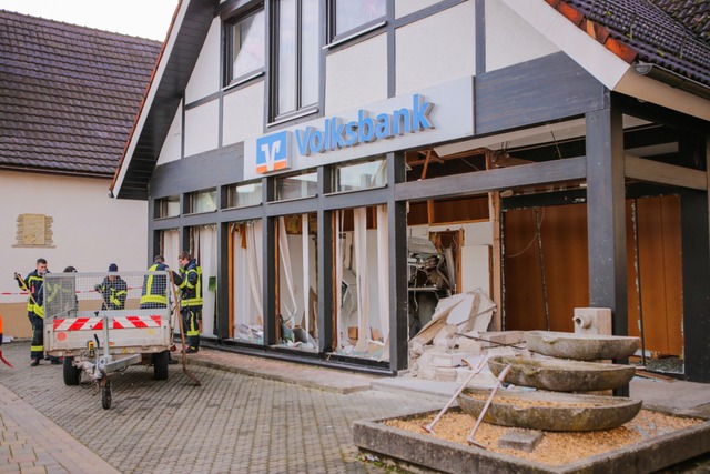 Bild der Zerstrung: Die Volksbank-Filiale in Grafenhausen   | Foto: Adrian Hofmann