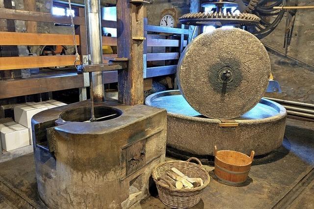 Der Brauchtumsverein Simonswäldertal zeigt in der Ölmühle die Herstellung von Walnusssöl