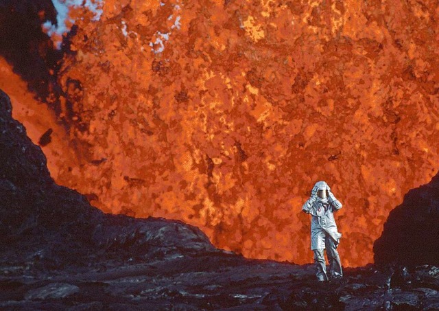 &#8222;Feuer der Liebe&#8220;: Katia Krafft vor einem Vulkan.  | Foto: One Filmverleih