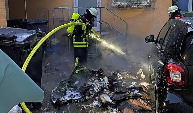 Dieses vom Feuer bedrohte Auto nahm Dank des Feuerwehreinsatzes keinen Schaden.   | Foto: Feuerwehr