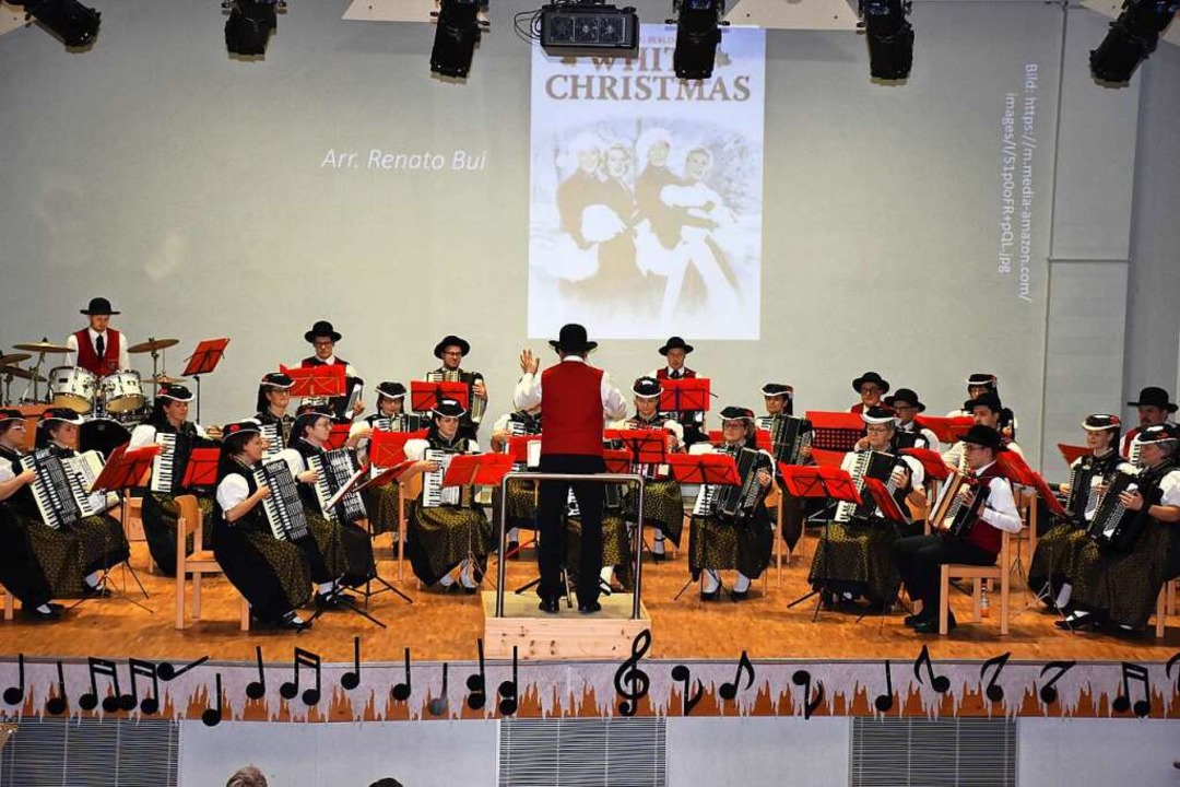 Weihnachtskonzert der Trachten-Akkorde... zum letzten Mal die Akkordeongruppe.   | Foto: Thomas Biniossek