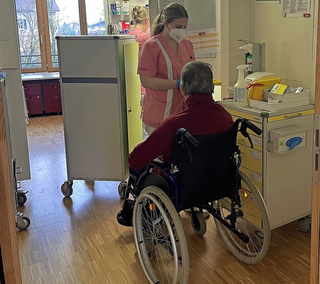 Eine Station im Altersheim Klostermatt...szubildenden und Studierenden gefhrt.  | Foto: BZ