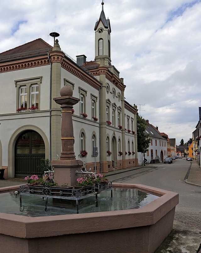 Das hbsche Auggener Rathaus verursach...rungsarbeiten am Sockel werden fllig.  | Foto: Alexander Huber