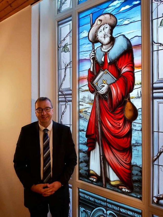 Pfarrer Johannes Herrmann im Pfarrhaus...m Patron der Pfarrei und des Mnsters   | Foto: Peter Stellmach