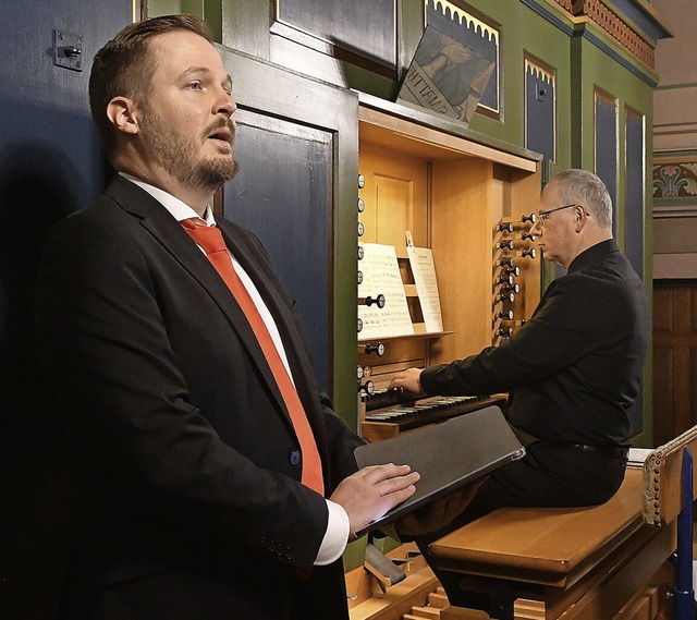 Bariton Menno Koller mit Organist Thilo Strau   | Foto: Wolfgang Knstle