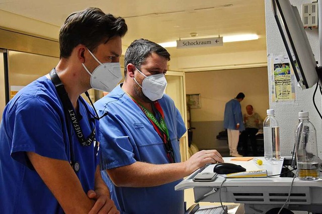 Samuel Hemmerling (links) bespricht mi...ehnle  die Versorgung eines Patienten.  | Foto: Kathrin Ganter