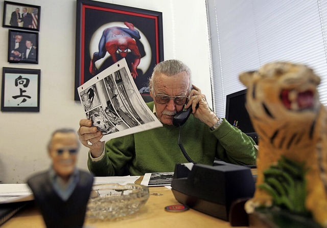 Das Archivbild zeigt Stan Lee 2011 in seinem Bro in Los Angeles  | Foto: Ringo Chiu