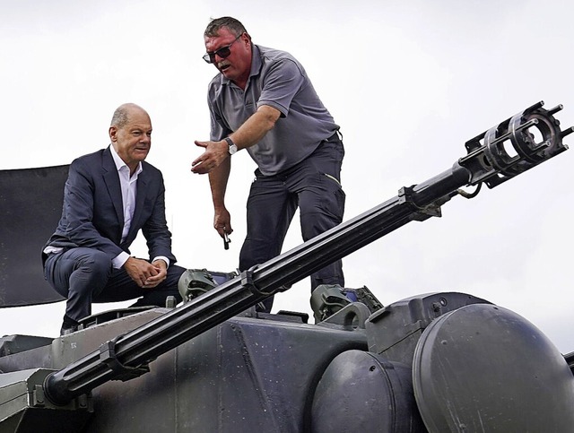 Kanzler Olaf Scholz (links) im August auf einem Gepard-Panzer.  | Foto: Marcus Brandt (dpa)
