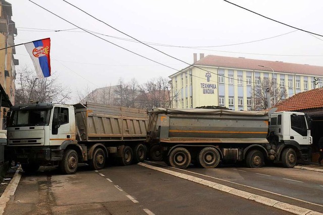 In Mitrovica haben serbische Nationalisten eine Straenblockade errichtet.  | Foto: Bojan Slavkovic (dpa)