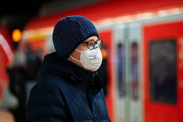Das Tragen einer Maske im Zug nervt &#... wir  sicherer ber den Winter kommen.  | Foto: Marijan Murat (dpa)