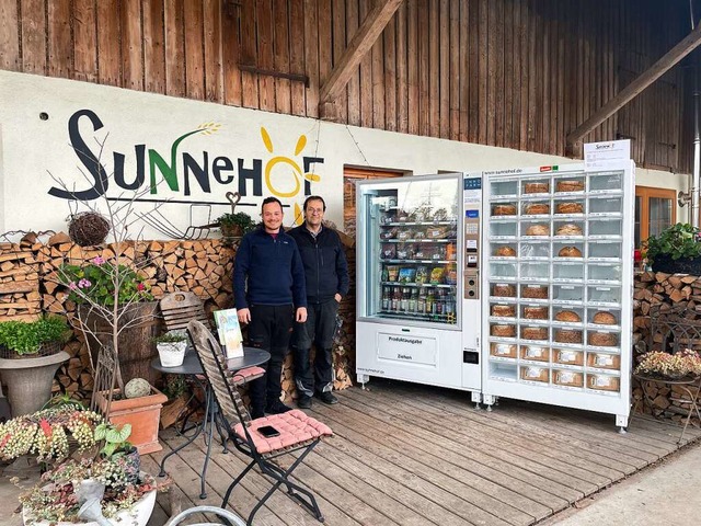 David (links) und Christoph Krumm vor dem neuen Verkaufsautomaten des Sunnehofs.  | Foto: Valerie Wagner