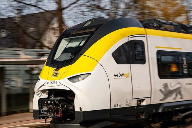 Viele Pendler fahren mit der Bahn von ... ist Zug fahren hingegen oft zu teuer.  | Foto: Hubert Gemmert