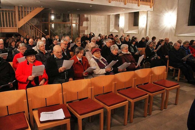 Rund 100 Sangesfreudige aus beiden Kirchgemeinden kamen zum Quempassingen.  | Foto: Rolf Reimann