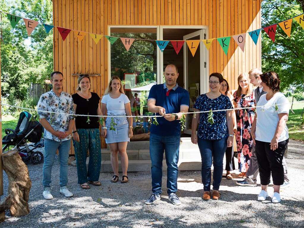 Gemeinsam mit Mitarbeitern der Stadtverwaltung und der Kita Pfiffikus weihte Oberbrgermeister Gtzmann die neue Schutzhtte der Naturgruppe ein.