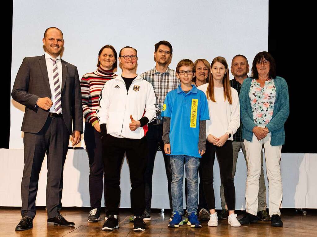 Insgesamt 14 Sportler erkmpften sich ein Anrecht auf eine Sportmedaille der Stadt Waldkirch. Oberbrgermeister Roman Gtzmann (links) freute sich, Marvin Nltge (3. von links) die Sportmedaille in Gold aushndigen zu drfen.