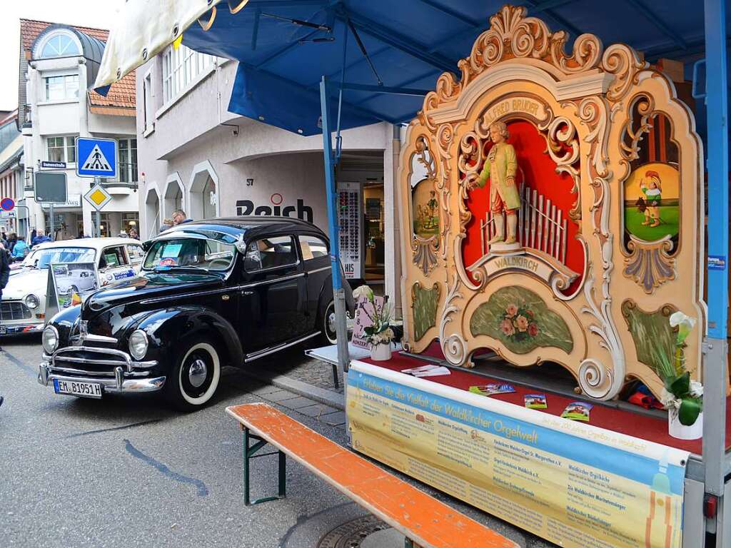 Zum Waldkircher Sonntag immer dazugehrend: eine heimische Spielorgel, noch weit lter als viele der Oldtimer daneben, wie der schwarze Ford „Buckeltaunus“ von 1951