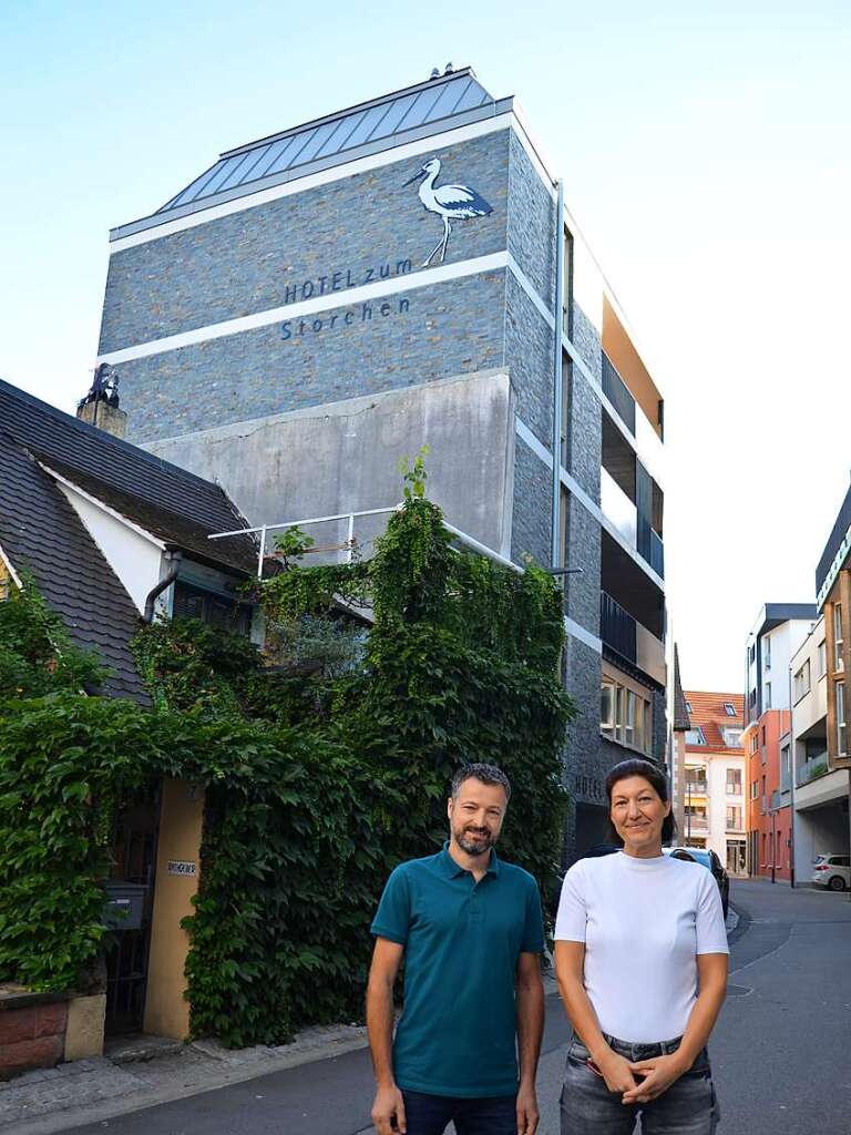 Die Bauherrengemeinschaft Astrid Trienen-Federspiel und Dirk Oschwald vor dem Storchen-Boardinghouse am schmalen Runzweg 1