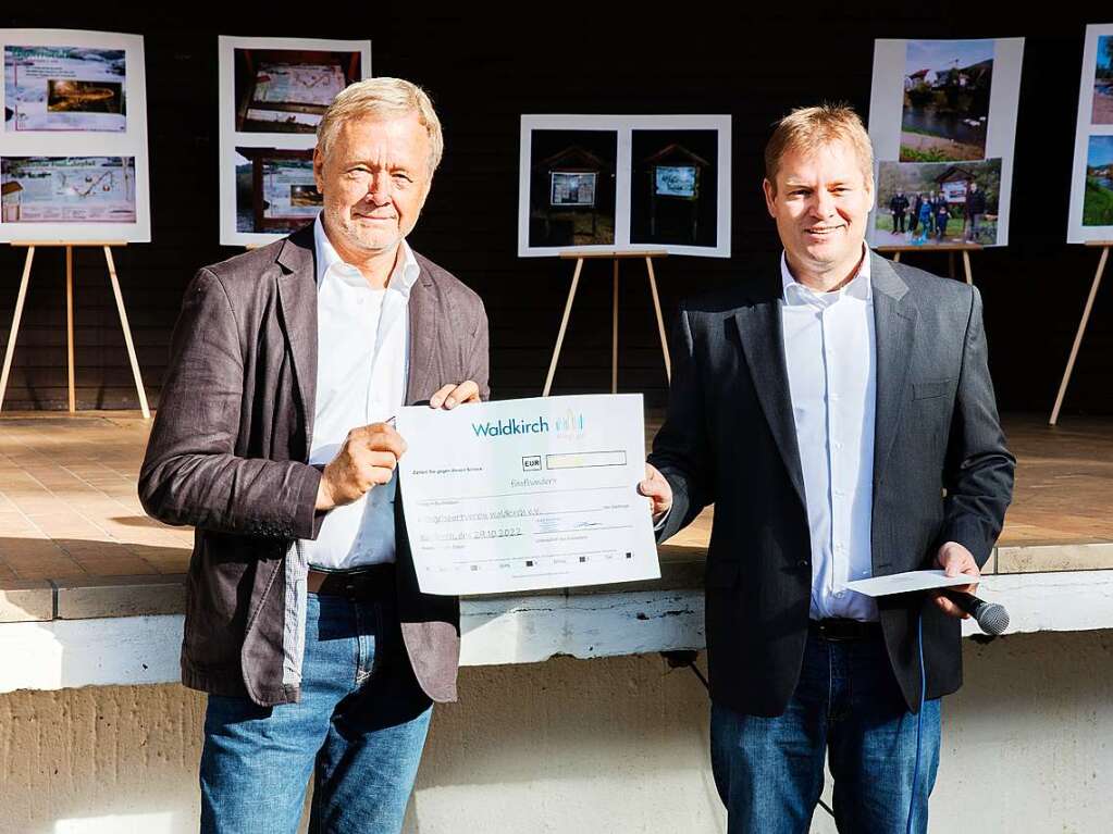 Oberbrgermeister-Stellvertreter Klaus Detel berreicht Vorsitzendem Stefan Dohrmann anlsslich des 50. Jubilums des Angelsportvereins Waldkirch einen Scheck.