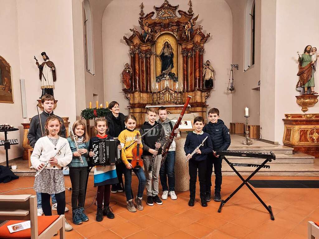 Kinder und Jugendliche musizieren beim „Klingenden Adventskranz“ der Musikschule