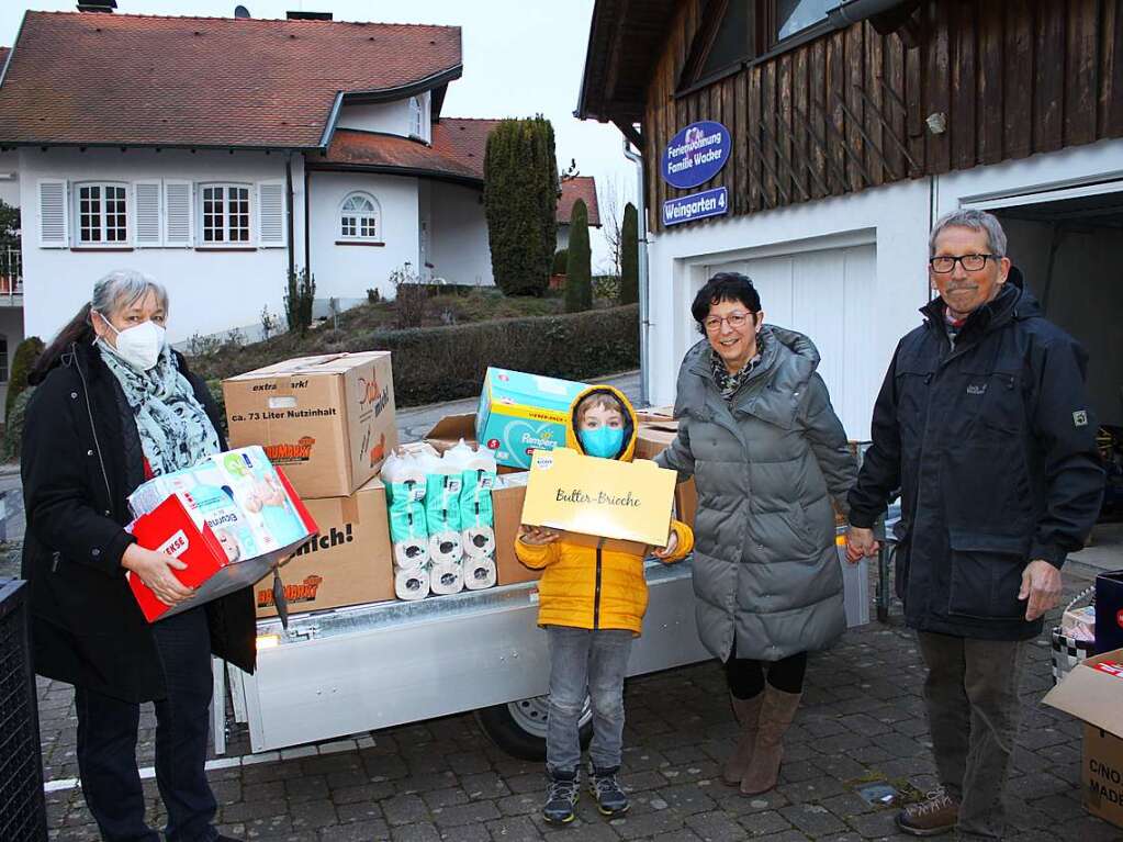 2. Mrz: Christian und Rosemarie Wacker (rechts) und ihre Tochter Annkathrin haben spontan zu einer Spendenaktion fr Kinder in der Ukraine aufgerufen. Viele Kartons wurden von Lahr aus in die Ukraine transportiert.