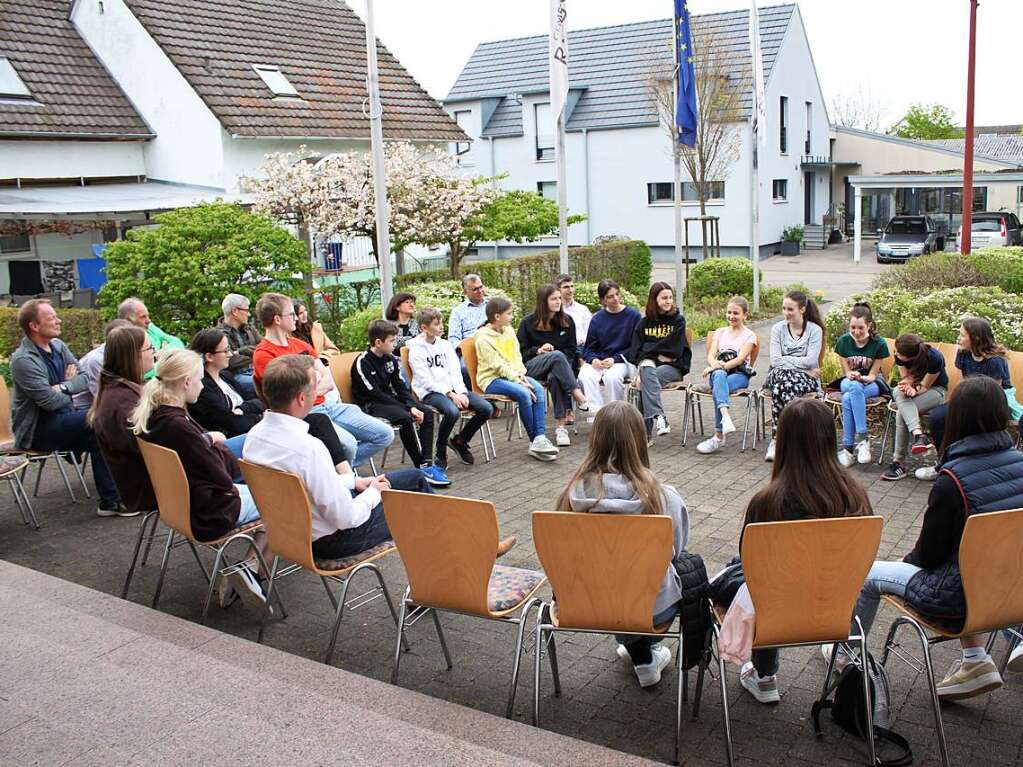 Vor dem Brgerhaus fand am 12. April das erste Jugend-Hearing statt. Eine Grundsatzfrage der Ringsheimer Jugendlichen: Wo sollen wir abends hin?