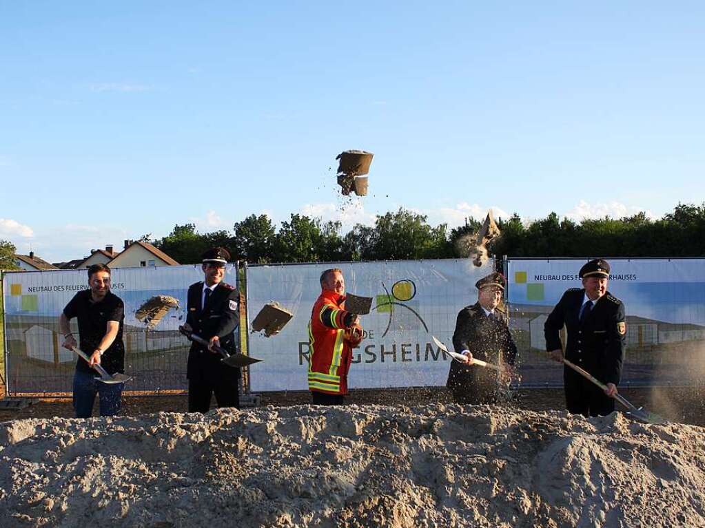 16. Mai: Planer Tobias Jgle (von links), Feuerwehrkommandant Christian Feist, Brgermeister Pascal Weber,   Kreisbrandmeister Bernhard Frei und Michael Wegel vom Kreisfeuerwehrverband beim Spatenstich frs neue  Feuerwehrhaus