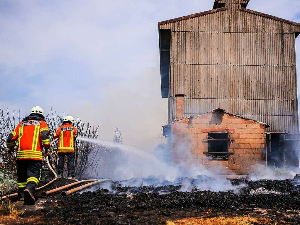 Am 19. Mai ist es wegen starker Hitze  zu einem Brand zwischen Ettenheim und Ringsheim gekommen. Gelagertes Stroh vor einer Halle und auf dem Erdbeerfeld fing Feuer. Einsatzkrfte aus Ringsheim, Rust und Ettenheim brachten das Feuer unter Kontrolle.