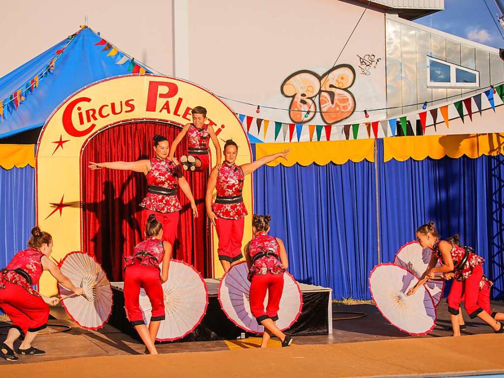 In den ersten Tagen der Sommerferien war der Ettenheimer Circus Paletti, der seit 33 Jahren durch die Region tourt, zu Gast in Ringsheim. Viele neue Nummern aber auch Klassiker waren zu sehen.