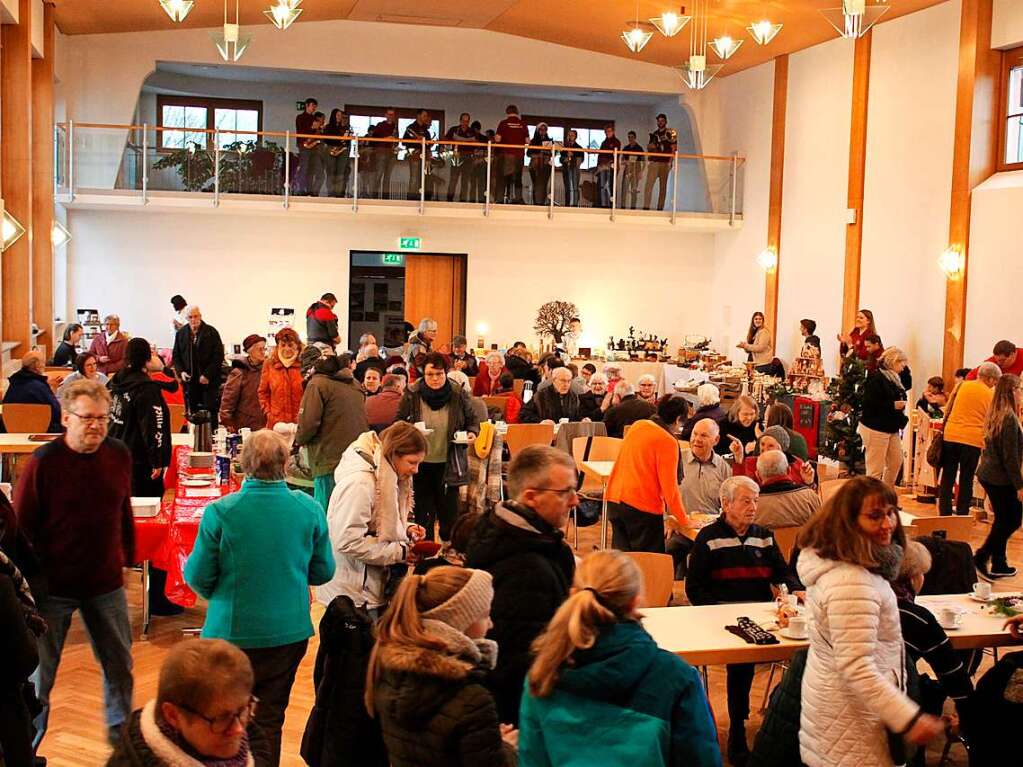 Der Weihnachtsmarkt am 4. Dezember musste aufgrund von ungemtlichem Wetter zu einem groen Teil in das Brgerhaus verlegt werden.