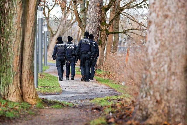 Polizeibeamte suchen das Ufer der Brig...des Bahnhofs nach einem Vermissten ab.  | Foto: Silas Stein (dpa)