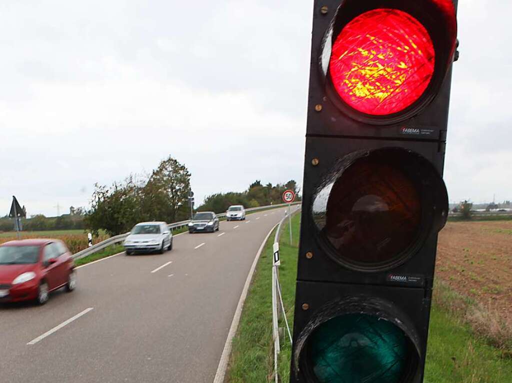 Der viel kritisierte Verkehrsversuch auf der Brcke zwischen Schuttern und Krzell wird noch vor Weihnachten zurckgebaut. Seit Ende September war der sdliche Fahrstreifen der Landesstrae fr den Rad- und Fuverkehr freigegeben, whrend der motorisierte Verkehr den nrdlichen Fahrstreifen im Wechsel mit Hilfe einer Ampelschaltung nutzt. Ziel des Verkehrsversuchs war es, so das RP, kurzfristig einen Lckenschluss fr die Radverbindung zwischen Meienheim und Friesenheim herzustellen.