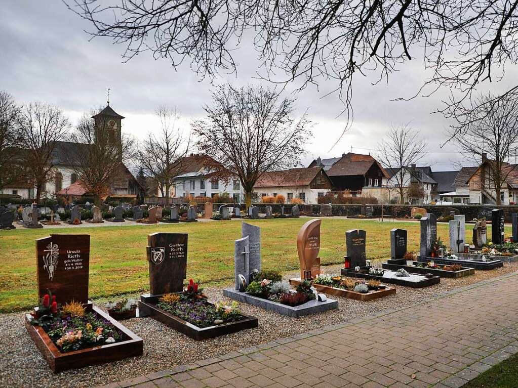 Auf den beiden Gemeindefriedhfen (hier der Friedhof in Krzell) werden wegen der wachsenden Nachfrage knftig auch Baumbestattungen fr Urnen angeboten.