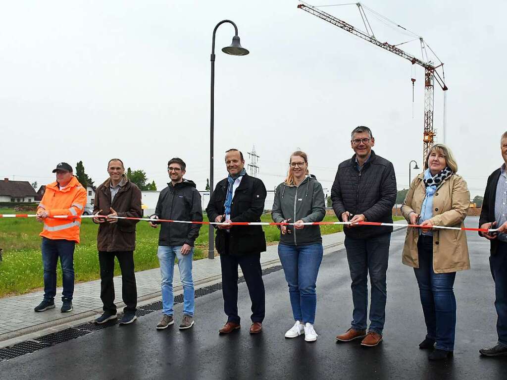 Das Neubaugebiet Kleinfeldele III wird im Mai in Krzell eingeweiht, von links: Andreas Burger (Vogel-Bau), Wolfram Dring (Ing.-Bro Boos), Florestan Ballstaedt (Projektleiter Kommunalkonzept BW), Alexander Schrder (Brgermeister), Franziska Reiff (Bauamtsleiterin), Frank Edelmann (Geschftsfhrer Kommunalkonzept BW), Lioba Fischer (Planungsbro Fischer) und Ortsvorsteher Hugo Wingert