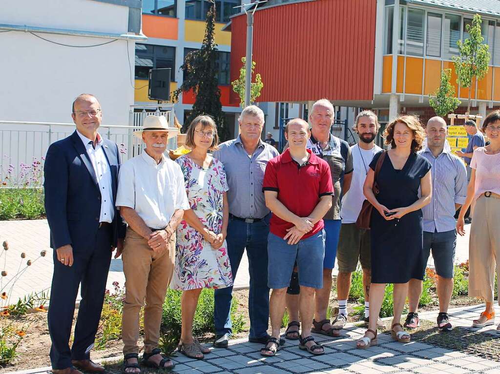 Vertreter von Gemeinde, Schule, Architekten und Investoren freuen sich im Juli ber das neu gestaltete Areal.