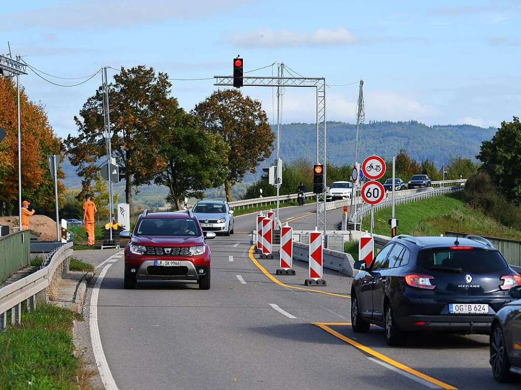 Der Verkehrsversuch auf der Brcke zwischen Schuttern und Krzell wird nach viel Kritik im Dezember zurckgebaut. Seit Ende September war ein Fahrstreifen der Landesstrae fr den Rad- und Fuverkehr frei, whrend Autos im Wechsel und mit Hilfe einer Ampelschaltung fahren durften. Ziel war ein kurzfristiger Lckenschluss fr Radfahrende – was aber auf wenig Gegenliebe wegen Rckstaus stie.