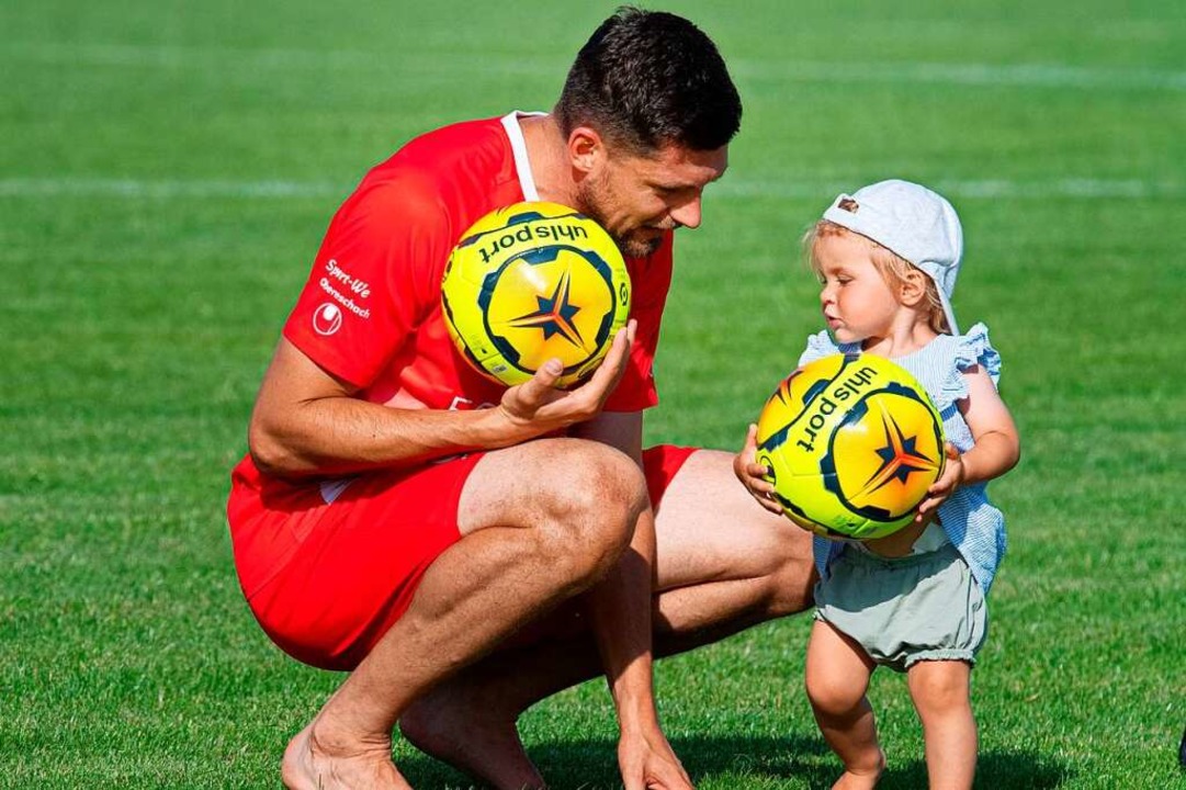 Der Lffinger Sportchef Benjamin Gaudig mit seiner Tochter.  | Foto: Wolfgang Scheu