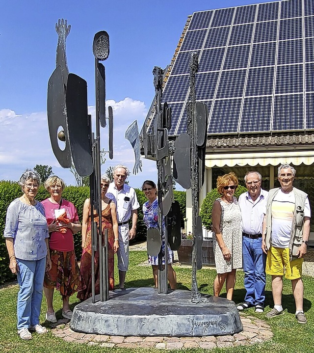 Die Skulptur &#8222;Les Conqurantes&#... des Knstlers sowie Annerose Isenmann  | Foto: Stadt Bad Krozingen