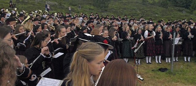 Eine imposante Kulisse bot der Gesamtc...usikvereine beim Musikfest in Urberg.   | Foto: Karin Stckl-Steinebrunner