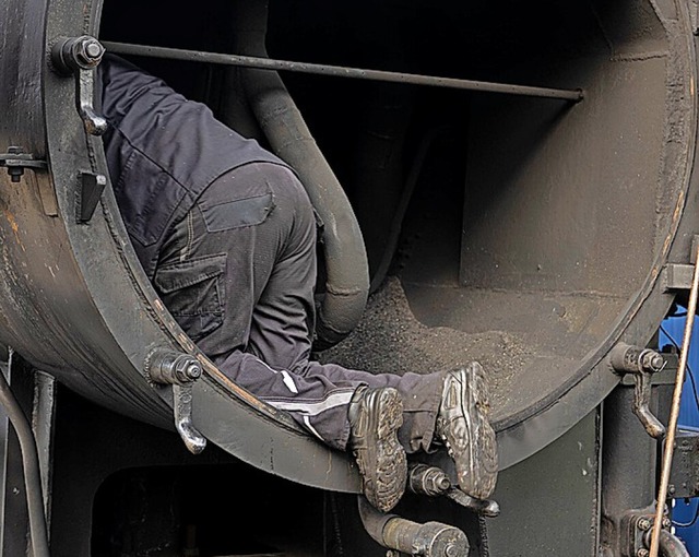 Der Heizer geht dem  Problem auf den Grund.   | Foto: Wolfgang Scheu